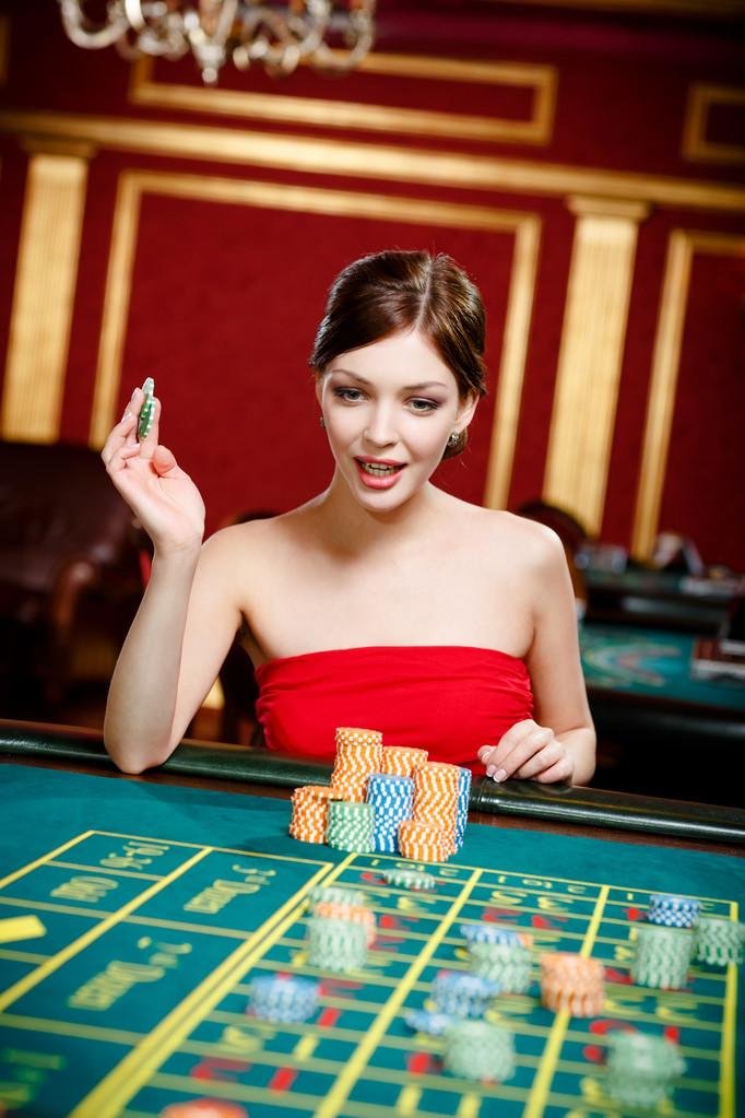 Antarmuka Speed Baccarat dealer langsung di studio sultan lido dengan tampilan kartu real-time